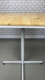 Mesa design industrial base branca tampo em madeira clara 70x70 p/ restaurante