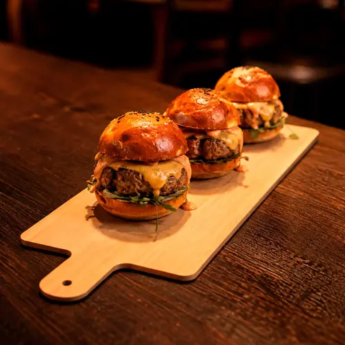 Tábua para mini hamburguer e porções 33x21cm em compensado naval